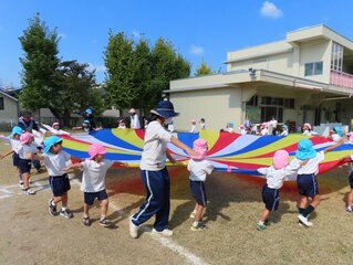 パラバルーンをしている子どもたちの写真