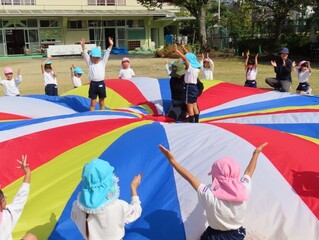 パラバルーンをしている子どもたちの写真