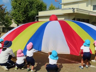 パラバルーンをしている子どもたちの写真