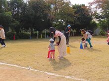 遊んでいるひよこ組の子どもたちの写真
