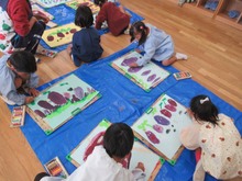 絵を描いている子どもたちの写真