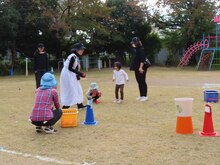 友達や保護者と遊んでいる子どもたちの写真