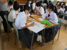 班で話し合う写真