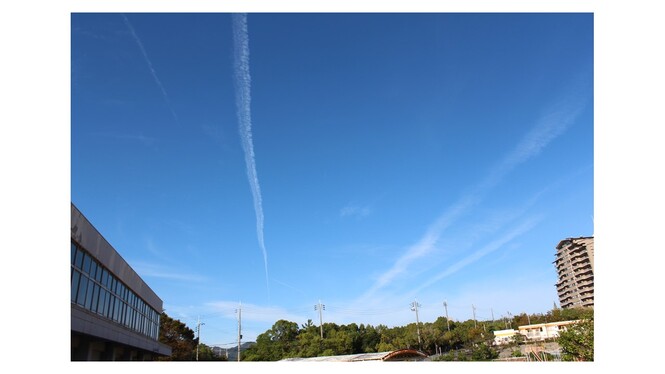 青空と飛行機雲