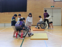 4年生　福祉学習（車いす体験）の様子6