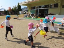 ダンスを踊っている子どもたちの写真