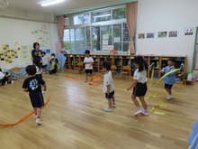 ダンスを踊っている子どもたちの写真