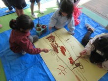木を描いている子どもたちの写真