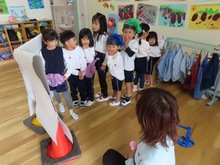 ダンスを踊って遊んでいる子どもたちの写真