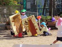 ダンスを踊って遊んでいる子どもたちの写真