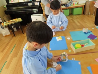 ごちそう作りをして遊んでいる子どもたちの写真