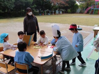 お店屋さんになって遊んでいる子どもたちの写真