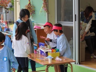 お店屋さんになって遊んでいる子どもたちの写真