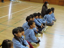 音楽会の合奏を聴いている子どもたちの写真