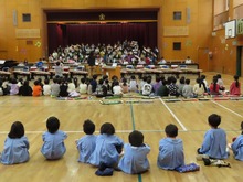 音楽会の合奏を聴いている子どもたちの写真