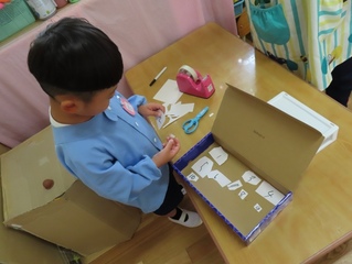 ごちそう作りをして遊んでいる子どもたちの写真