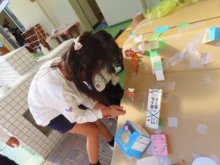 どんぐりコースを作って遊んでいる子どもたちの写真