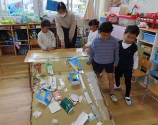 どんぐりコースを作って遊んでいる子どもたちの写真