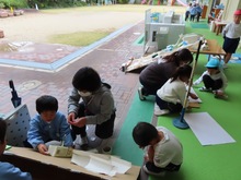 どんぐりコースを作って遊んでいる子どもたちの写真