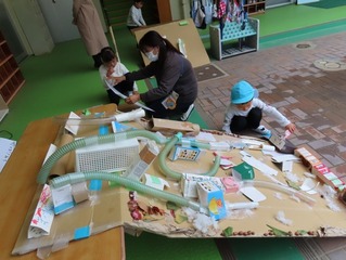 どんぐりコースを作って遊んでいる子どもたちの写真