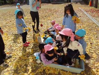 イチョウで遊んでいる子どもたちの写真