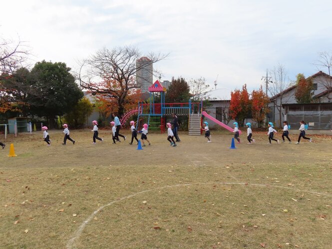 マラソンをしている子どもたちの写真