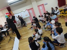 音楽会に参加している子どもたちの写真