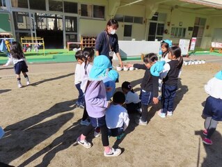 サンタさんが帰った後、遊んでいる子どもたちの写真