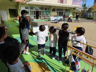 サンタさんにお礼を言っている子どもたちの写真