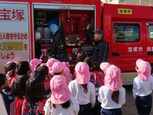 消防車を見ている子どもたちの写真