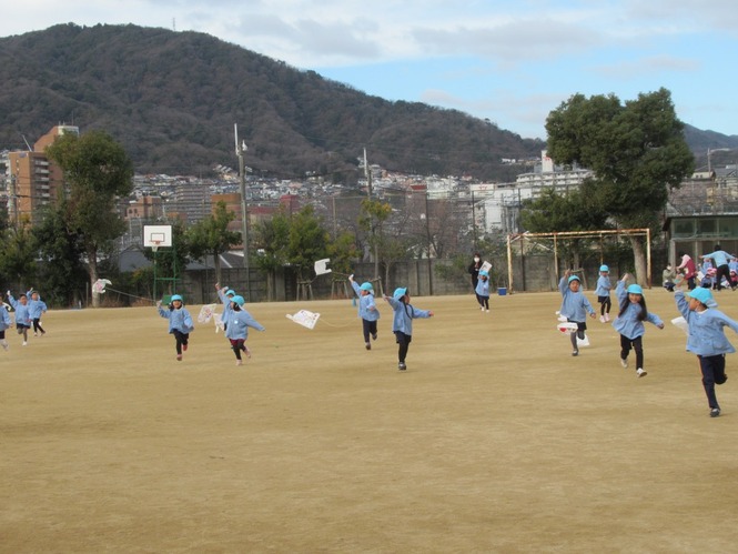 凧あげをしている子どもたちの写真