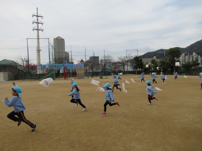 凧あげをしている子どもたちの写真