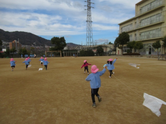 凧あげをしている子どもたちの写真