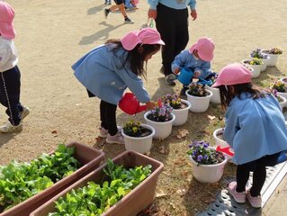 水やりをしている子どもたちの写真