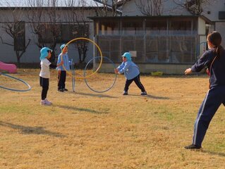 フープで遊んでいる子どもたちの写真