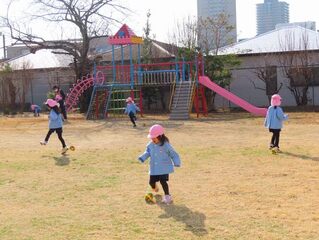 スイングスキップをして遊んでいる子どもたちの写真