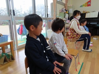 保健指導を受けている子どもたちの写真