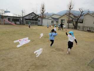 凧揚げをしている子どもたちの写真