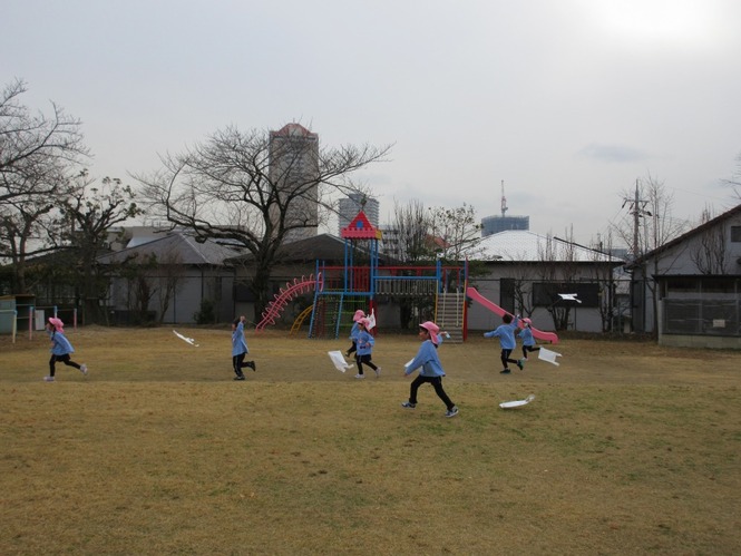 凧揚げをしている子どもたちの写真