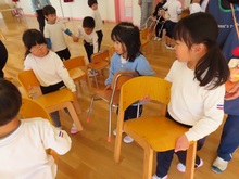 誕生会の準備をしている子どもたちの写真