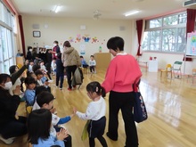 誕生会に参加している子どもたちの写真