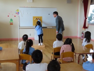 囲碁で遊んでいる子どもたちの写真