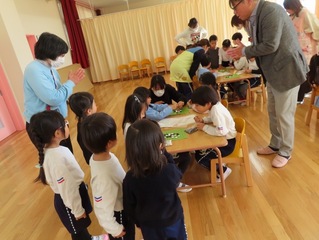 囲碁で遊んでいる子どもたちの写真