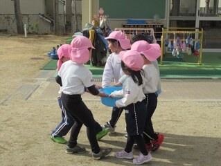 氷づくりをしている子どもたちの写真