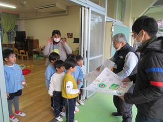 招待状を受け取る子どもたちの写真