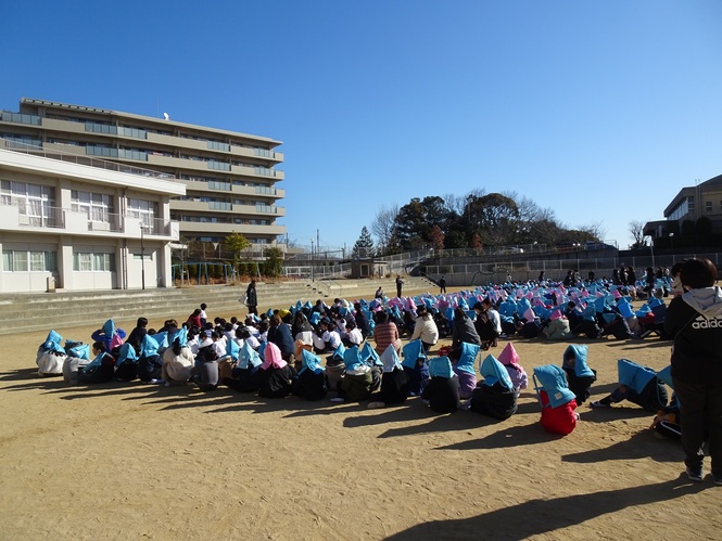 小学校で話を聞いている