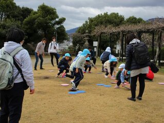 遠足に出かけている子どもたちの写真