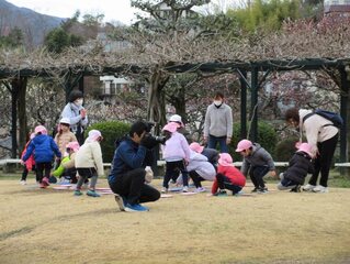 遠足に出かけている子どもたちの写真