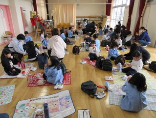 弁当を食べている子どもたちの写真