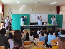 お話を見ている子どもたちの写真